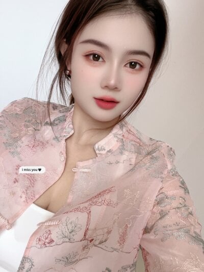 L-illie Female Topless Online Webcam Chat