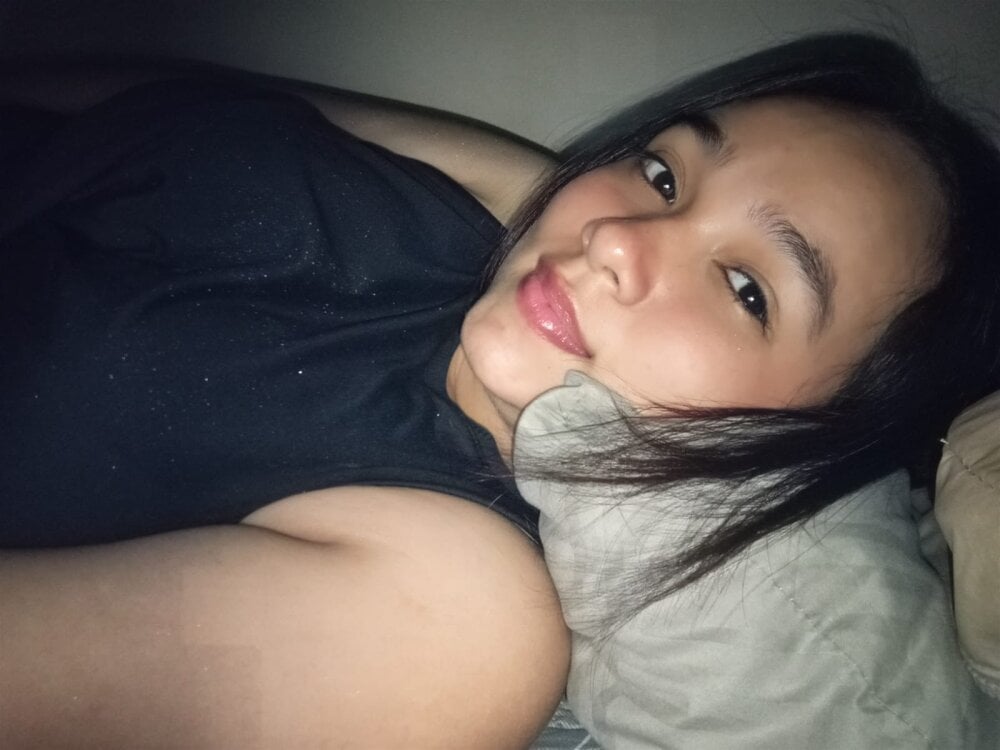livesex.fan roselinstwar livesex profile in curvy cams