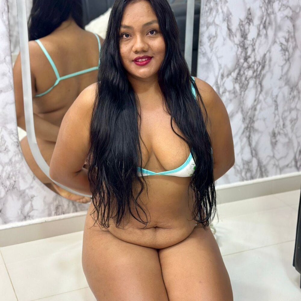 xxx-topcamgirls.com maia_hott livesex profile in hairy cams