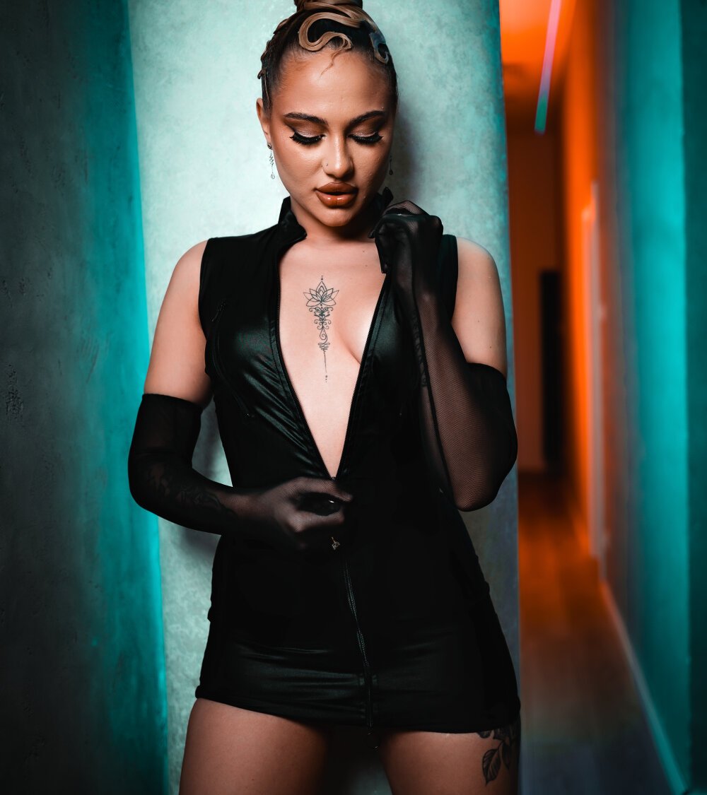 sexcams-joy.com chloe_graceex livesex profile in blond-hair cams