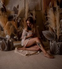 Mia_Wolf's Offline Chat Room