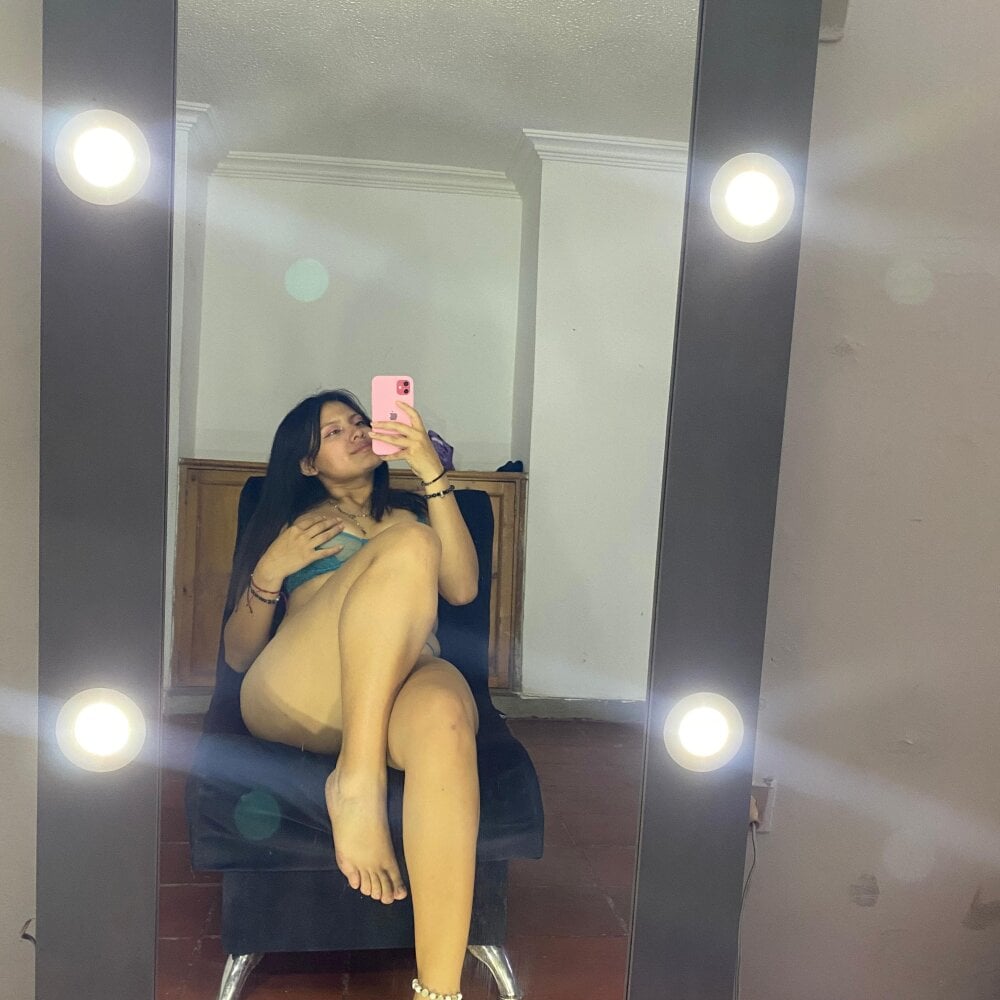 Nylaah_hot ❓ live nude webcam