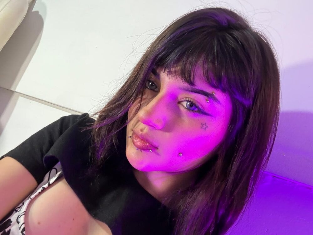 iluvcams.com dolce_claire livesex profile in thin cams