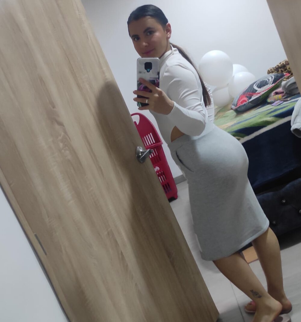 Charlottehhxx live cam model at StripChat