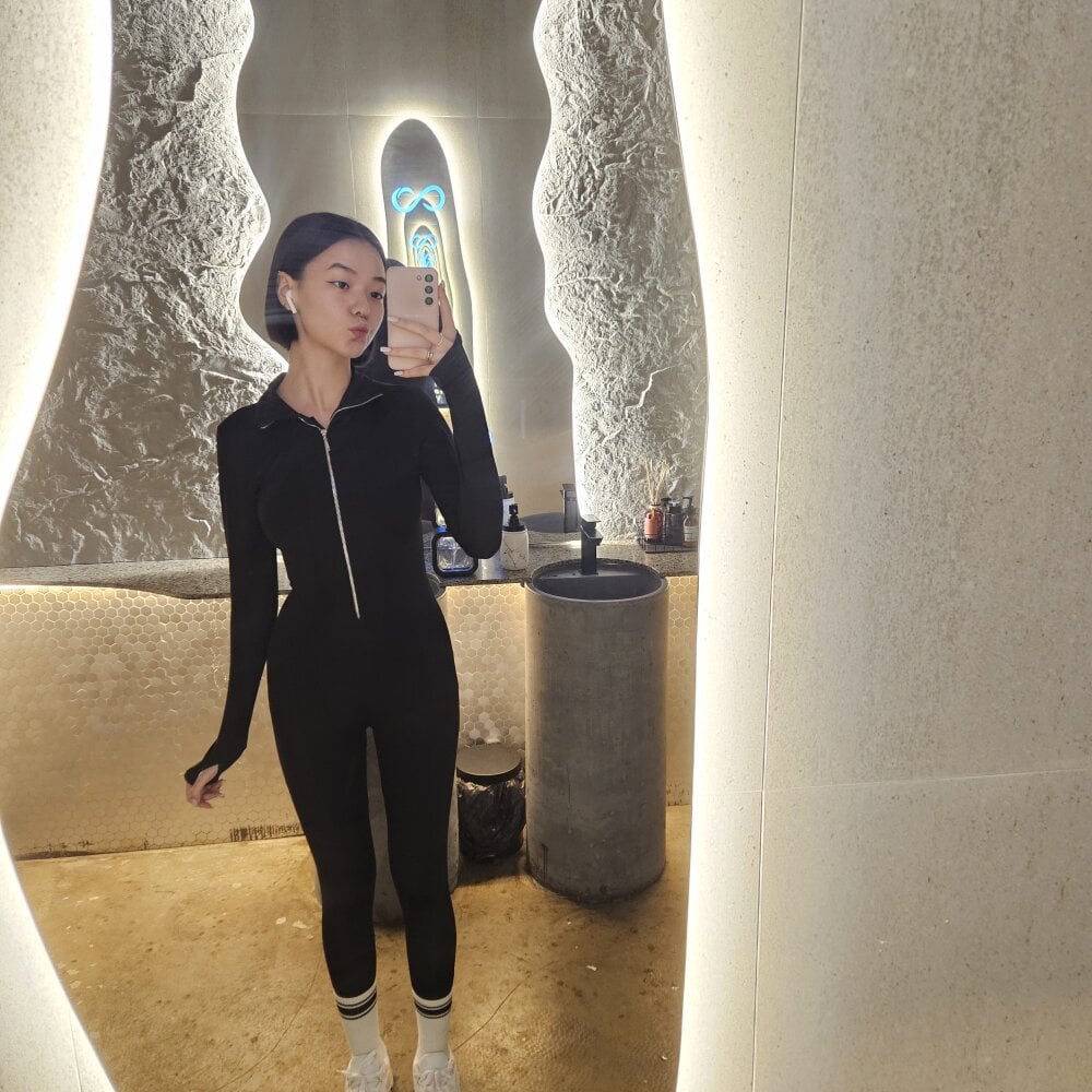 osaka_nia Adlı Modelin Çevrimdışı XXX Sohbeti