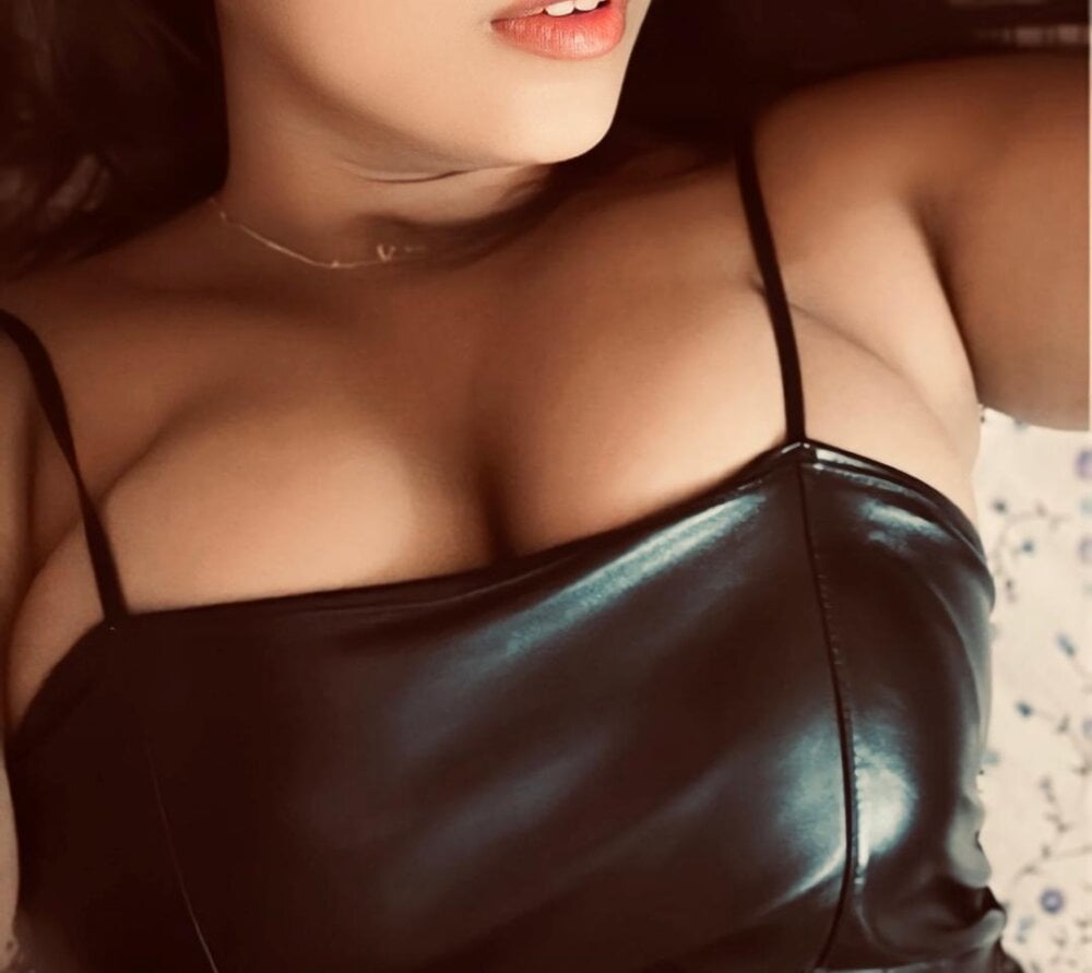 glamcambabes.com simmi02 livesex profile in on-your-screen-daddy cams