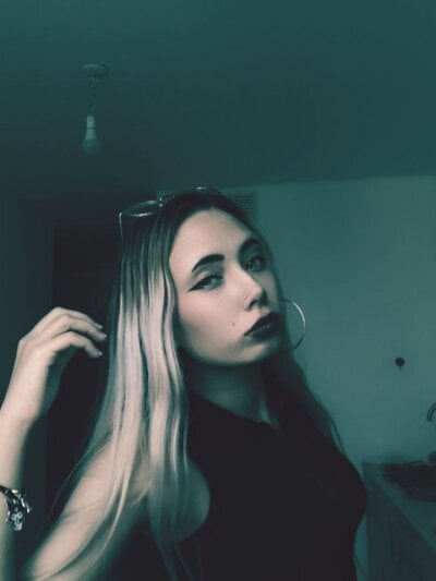 EdytHaler Female Squirtteens Cam Striptease