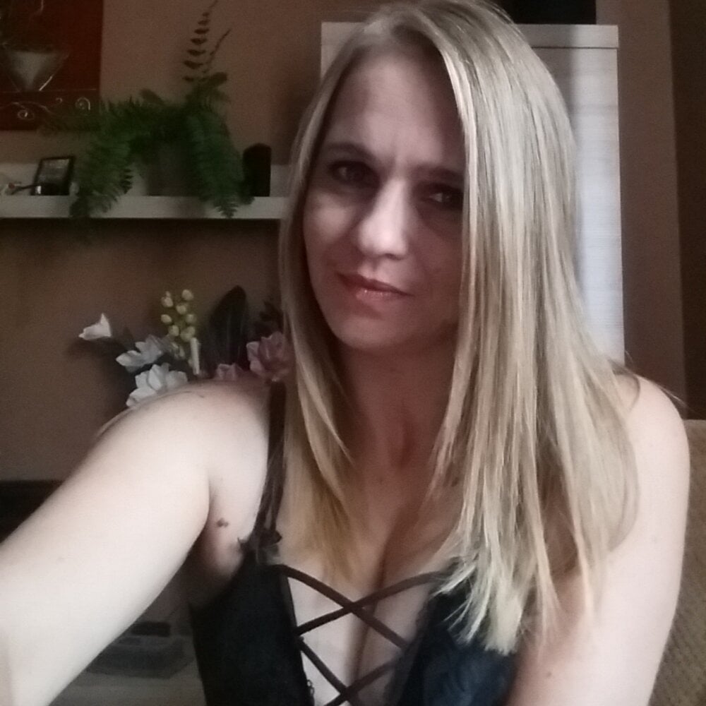 privat-livecam.com blonikicia livesex profile in from-infinity-and-beyond cams