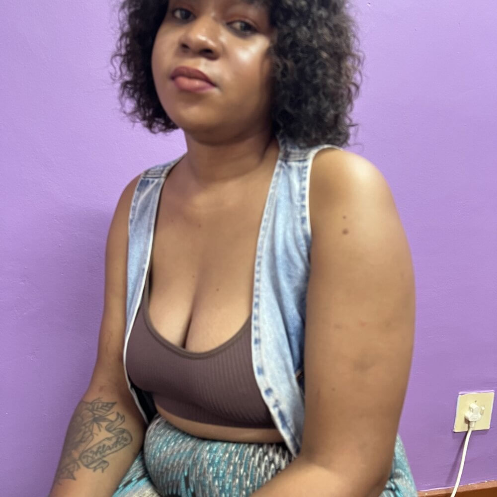 BustyCurvyGoddess live cam model at StripChat