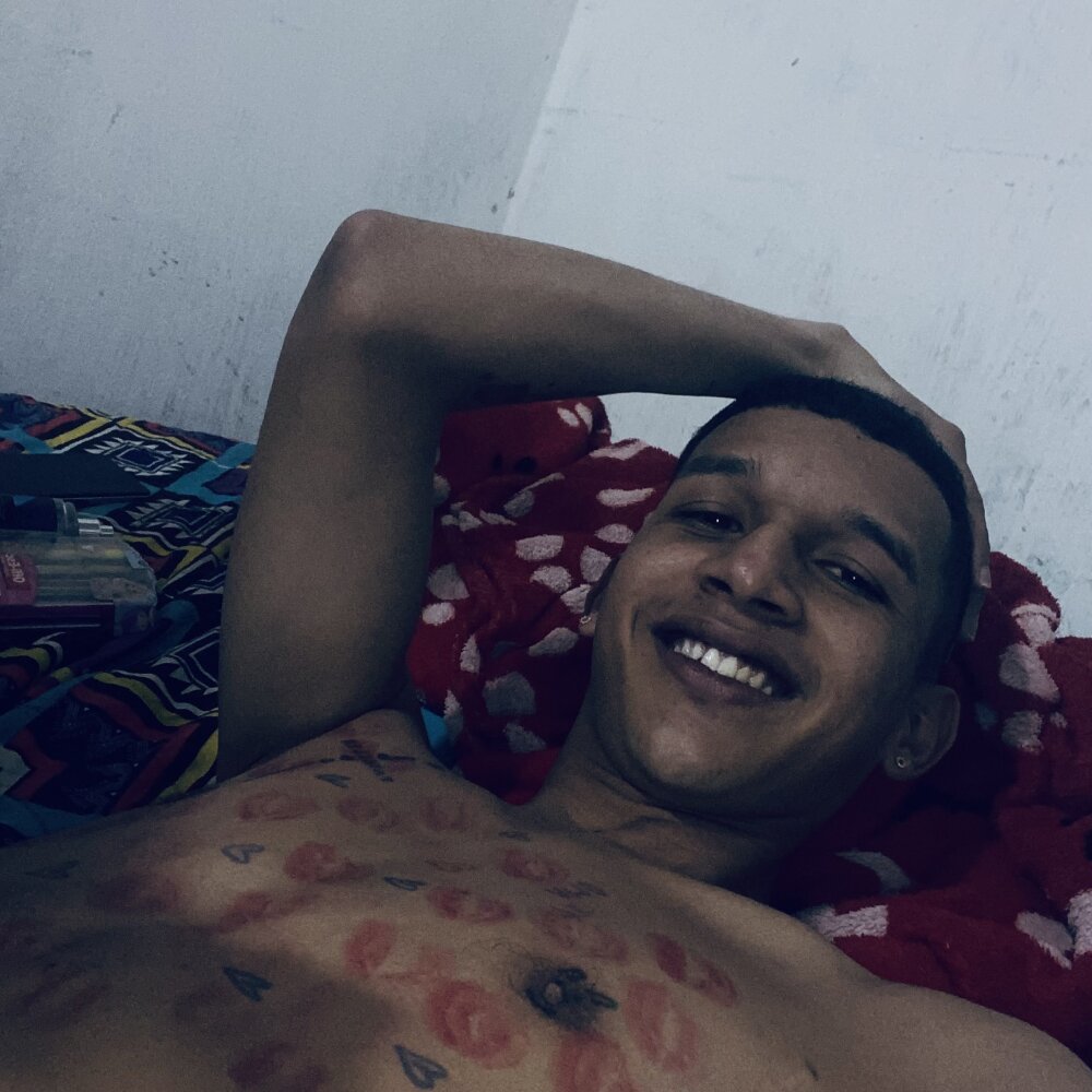 moreno_hot28cm's Offline XXX Chat