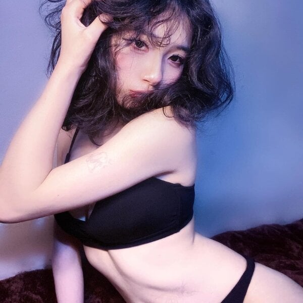 elivecams.com HuyenAnh_24 livesex profile in vietnam cams