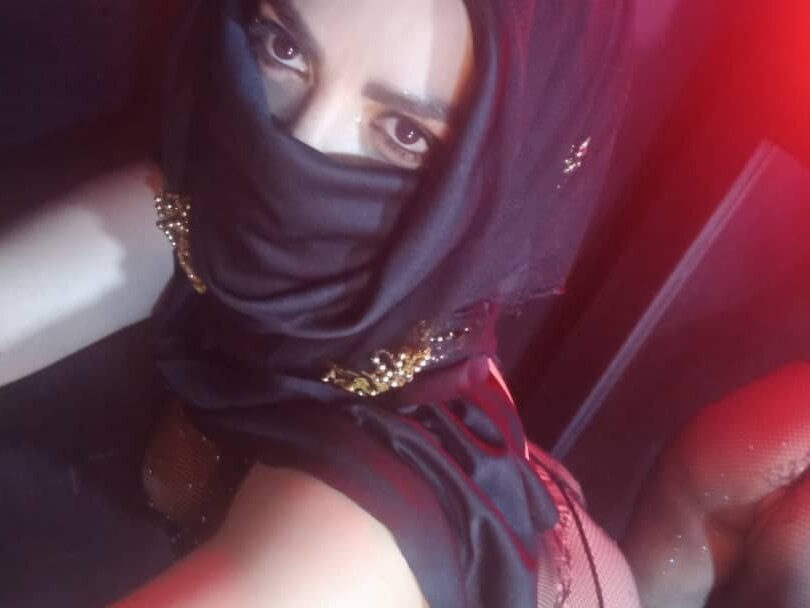 SultanaLayla's chat room