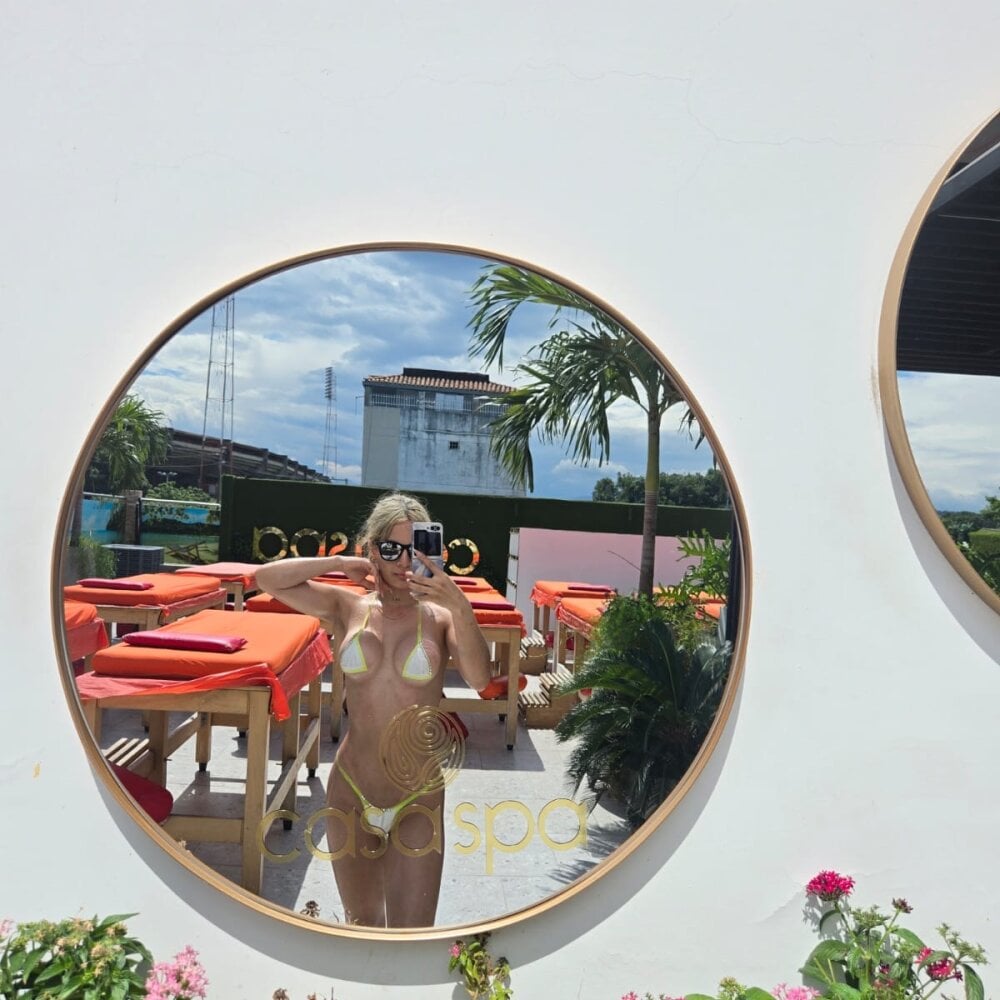 emiss_ live cam model at StripChat