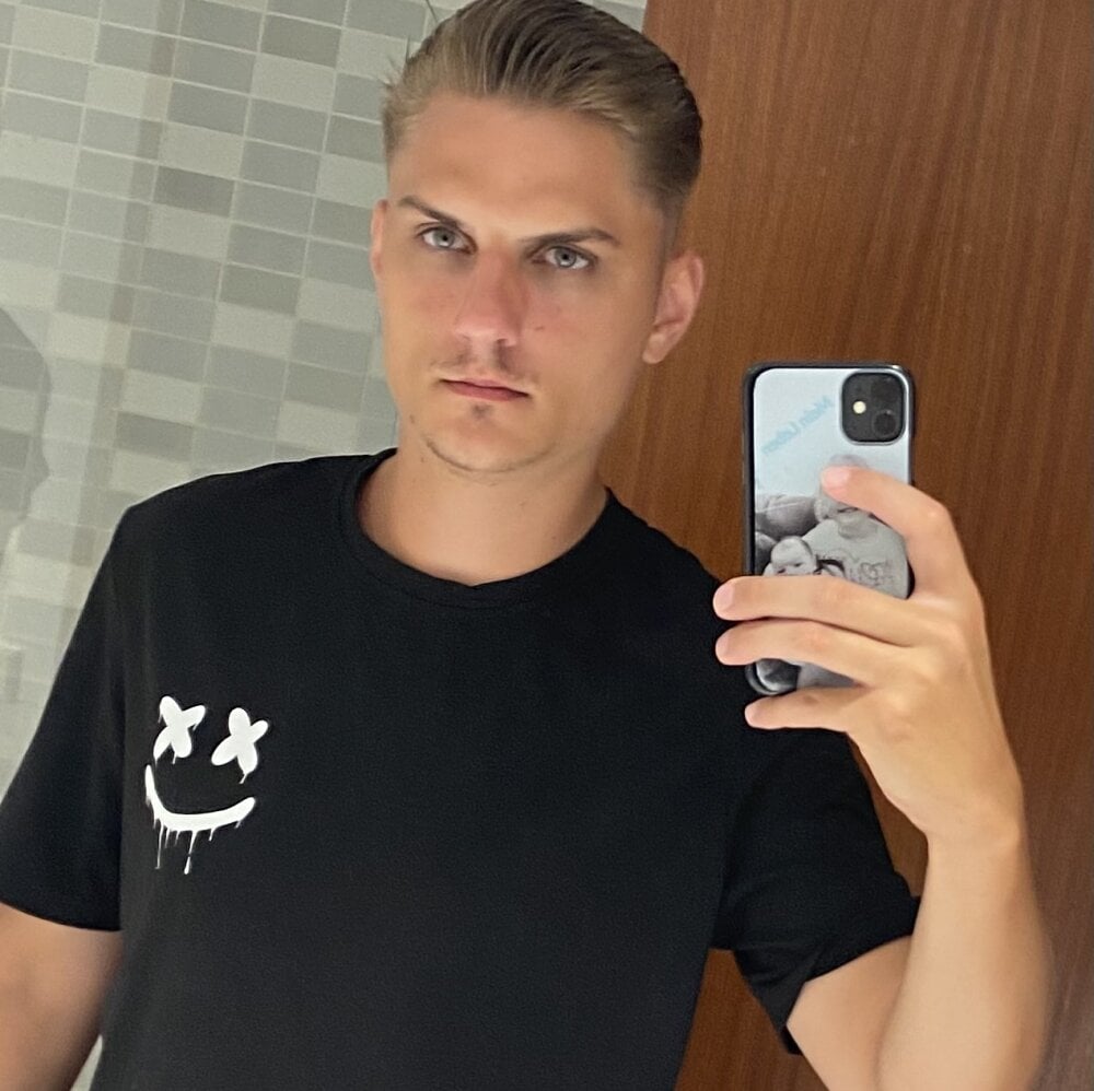 sweetbooy90 from stripchat