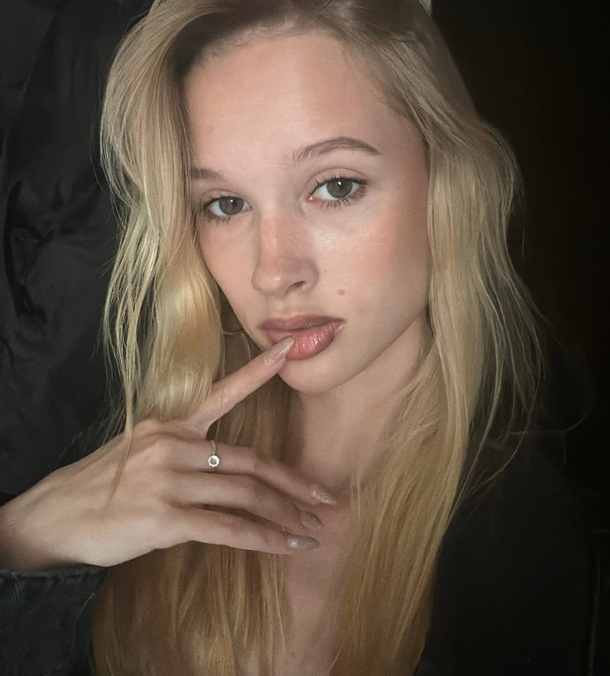 badgirlwebcam.com elizfait livesex profile in on-your-laps cams