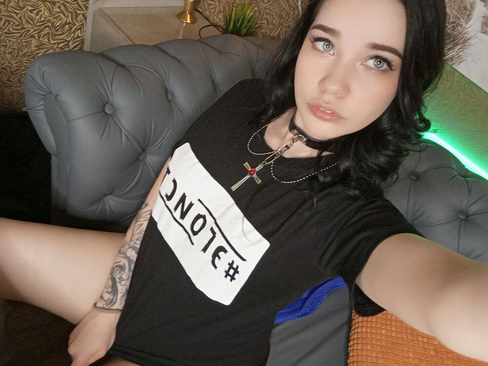 Live sex webcam photo for Alisa_owl #290608341