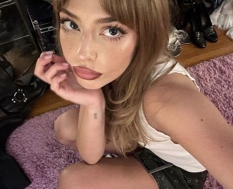 iluvcams.com olivyaa livesex profile in in-the-witches-forest cams