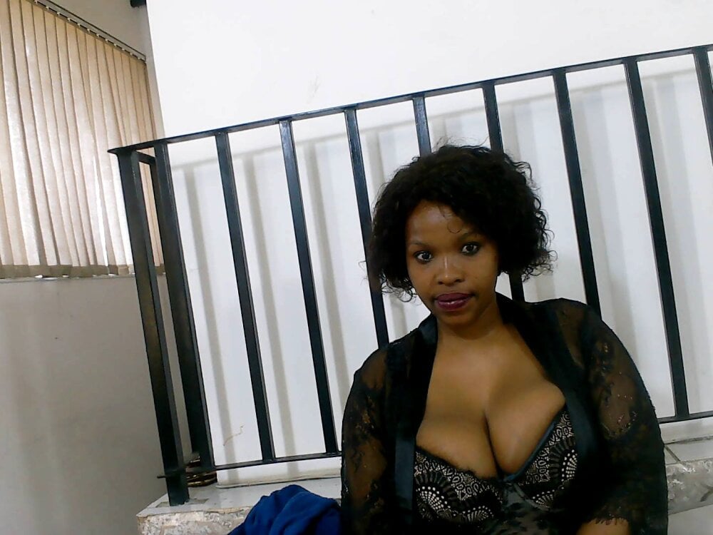 Tyarehot95 live cam model at StripChat