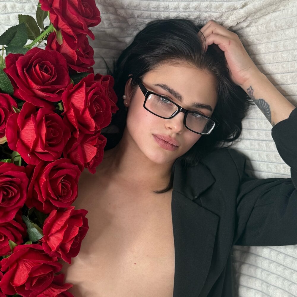 livesex.fan emilymee livesex profile in on-your-monitor cams