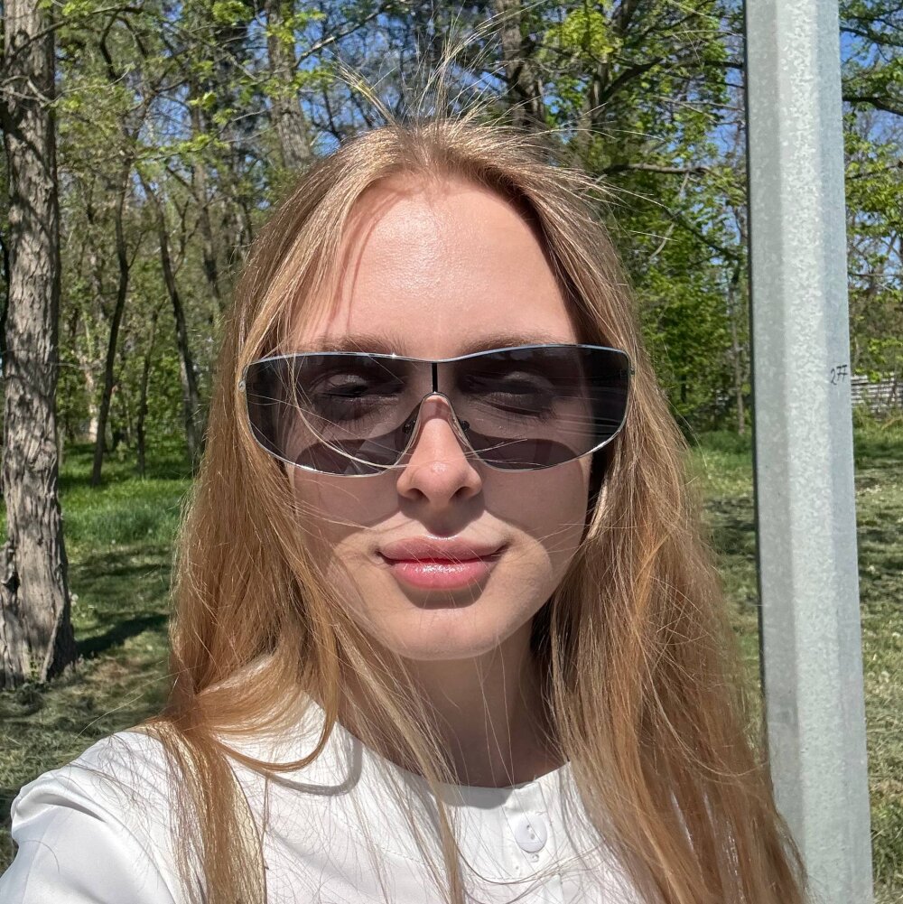 CindyGreen, female webcam model,  years old, on live webcam