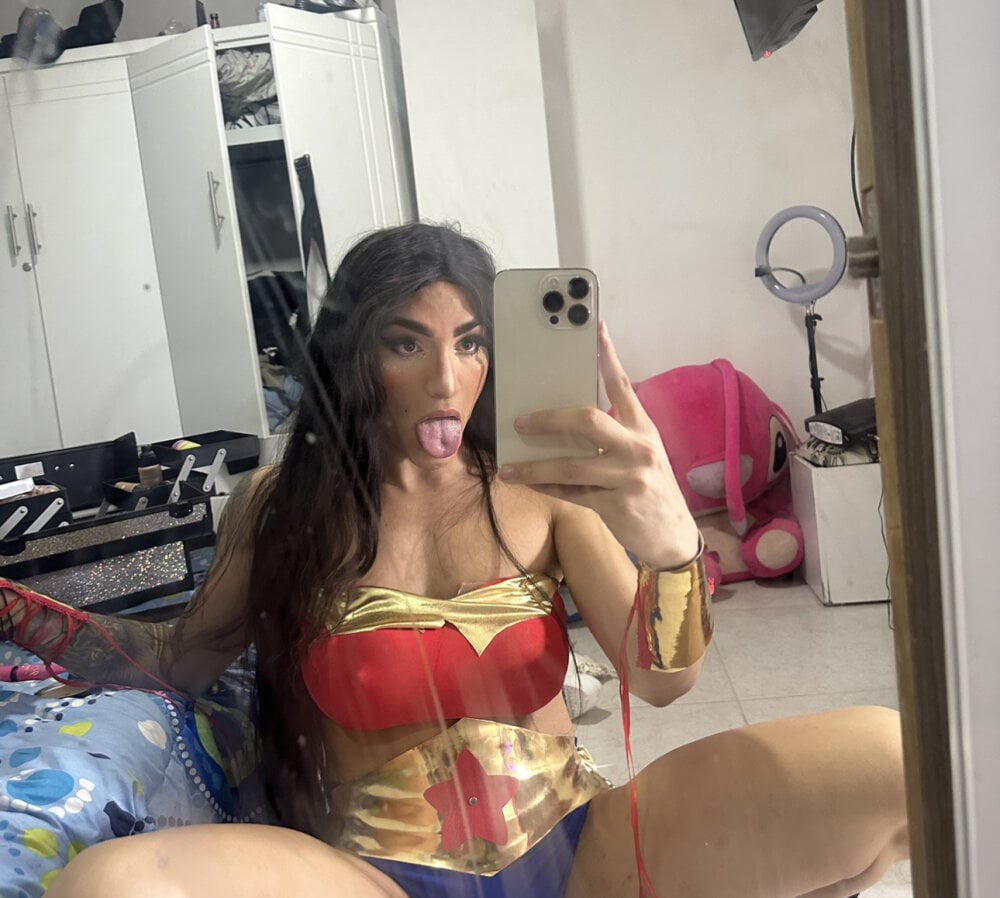 Watch MissCarolinne live on cam at StripChat