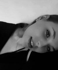 LauraWesti's Offline Chat Room