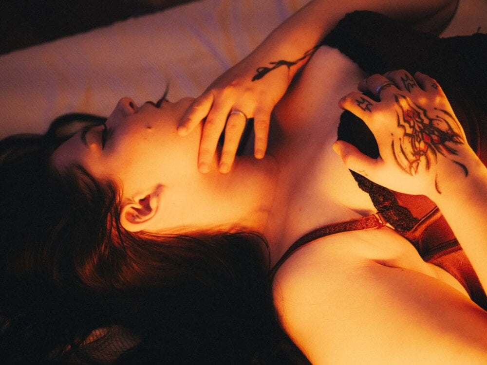 Live sex webcam photo for _Alison__ #289978575