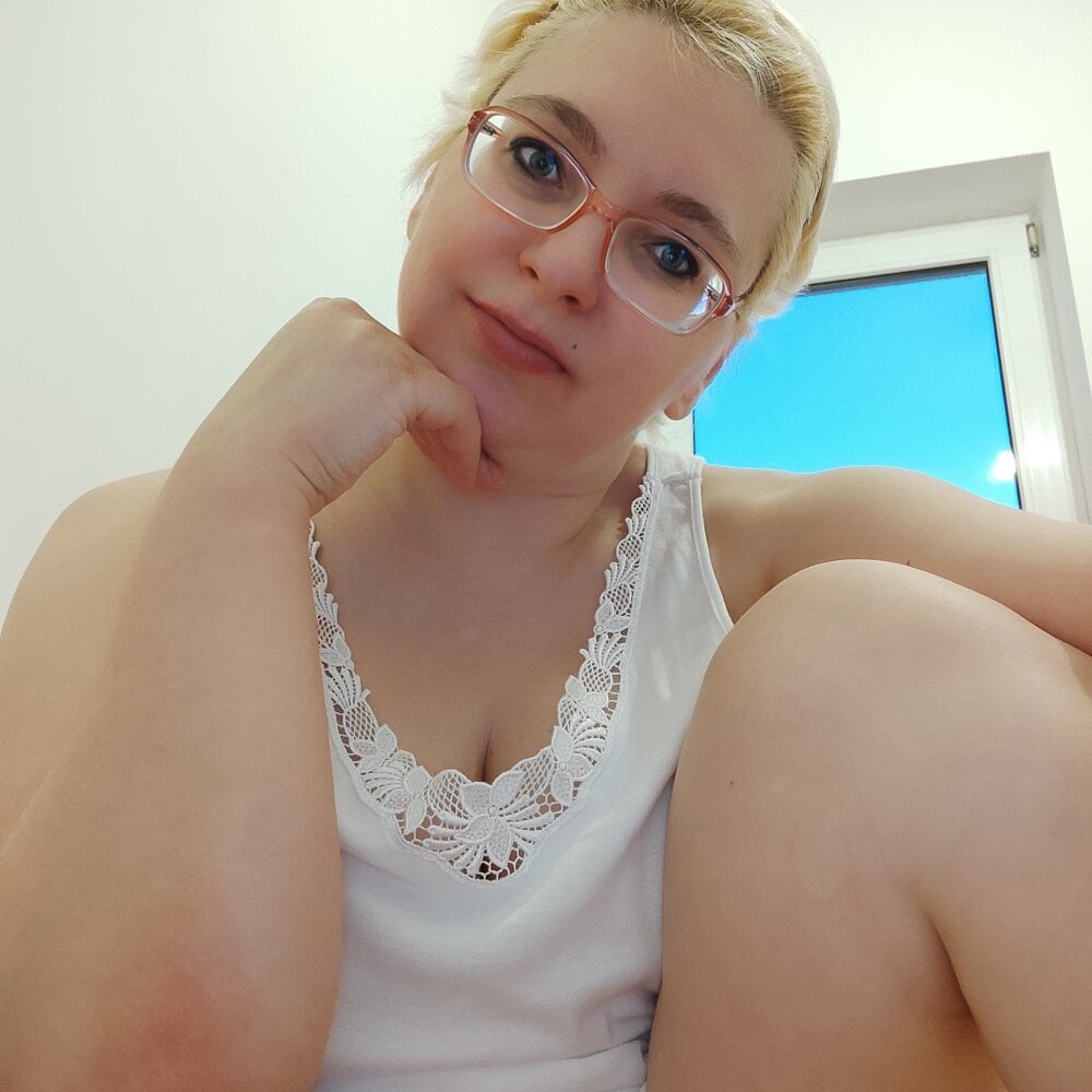 VikaKing live cam model at StripChat