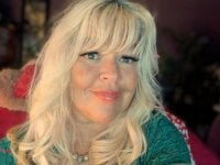 BUSTY_VEGAS_MILF's Offline Chat Room