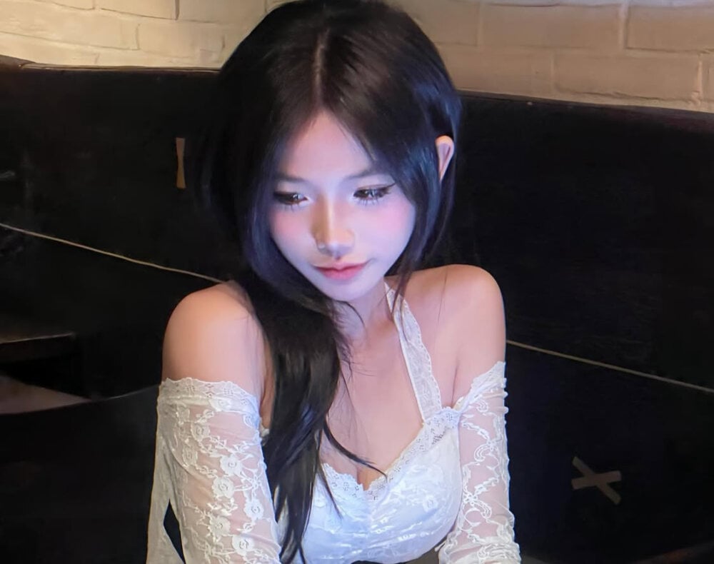 SiennaQueen18 live cam model at StripChat