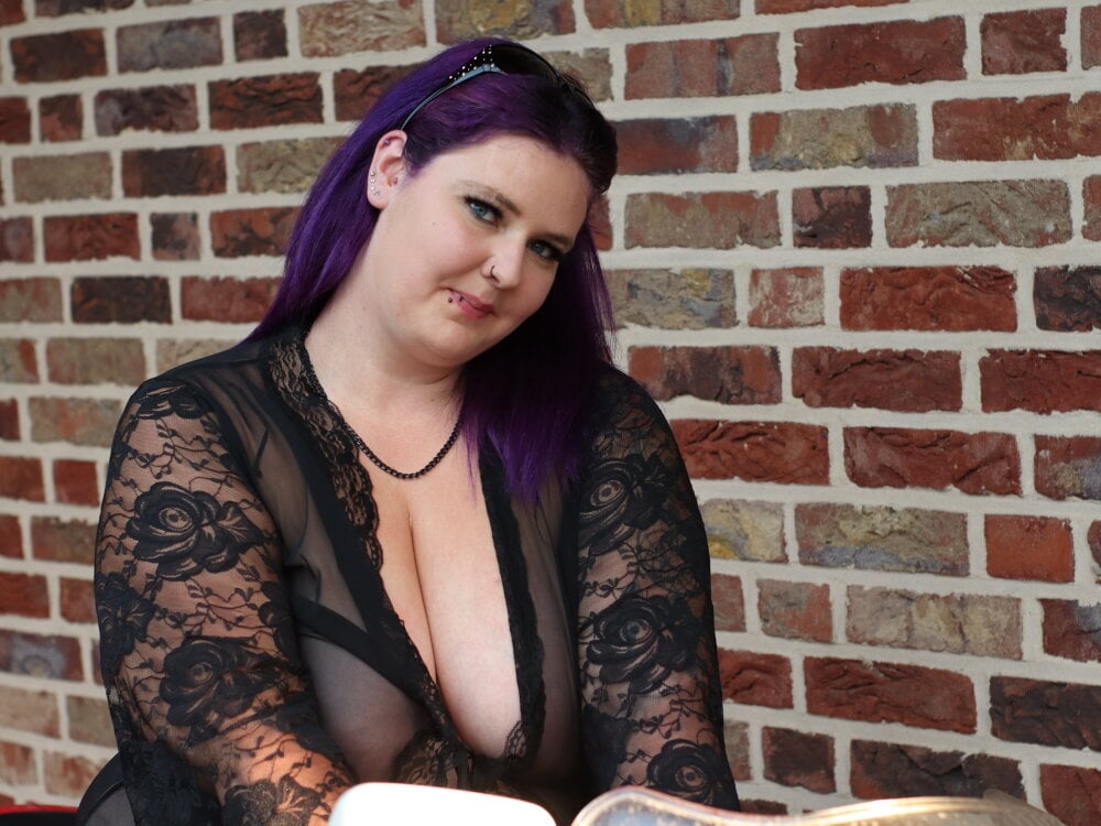 JoyceKyra91 live cam model at StripChat