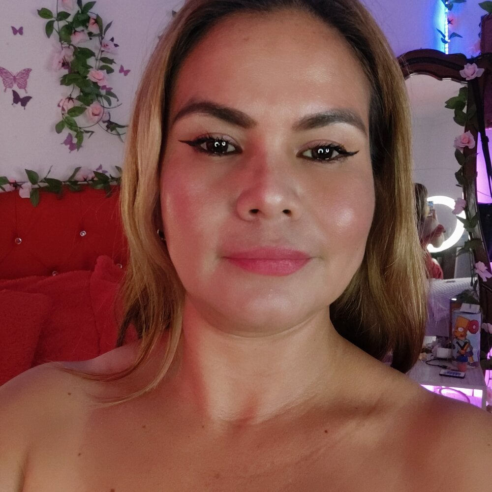HeidyKlum0 live cam model at StripChat