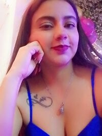 Queen_mia25's Offline Chat Room