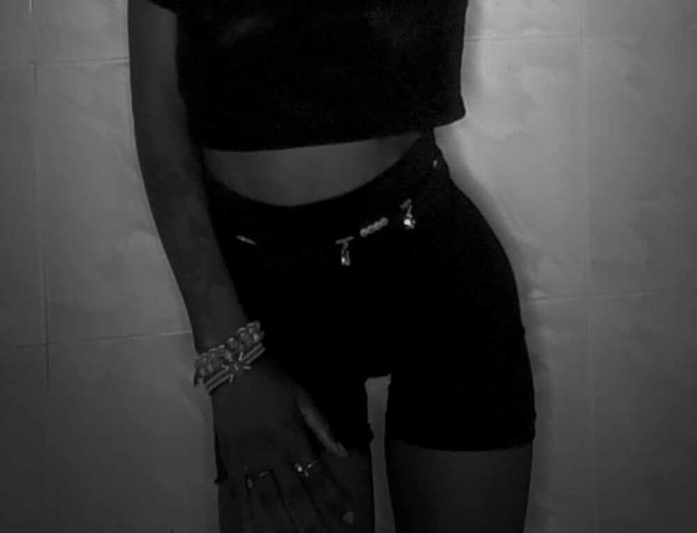 stripchat nollyy15233 webcam profile pic via watchgirlcam.com