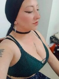 Valeria_Sub1's Offline Chat Room