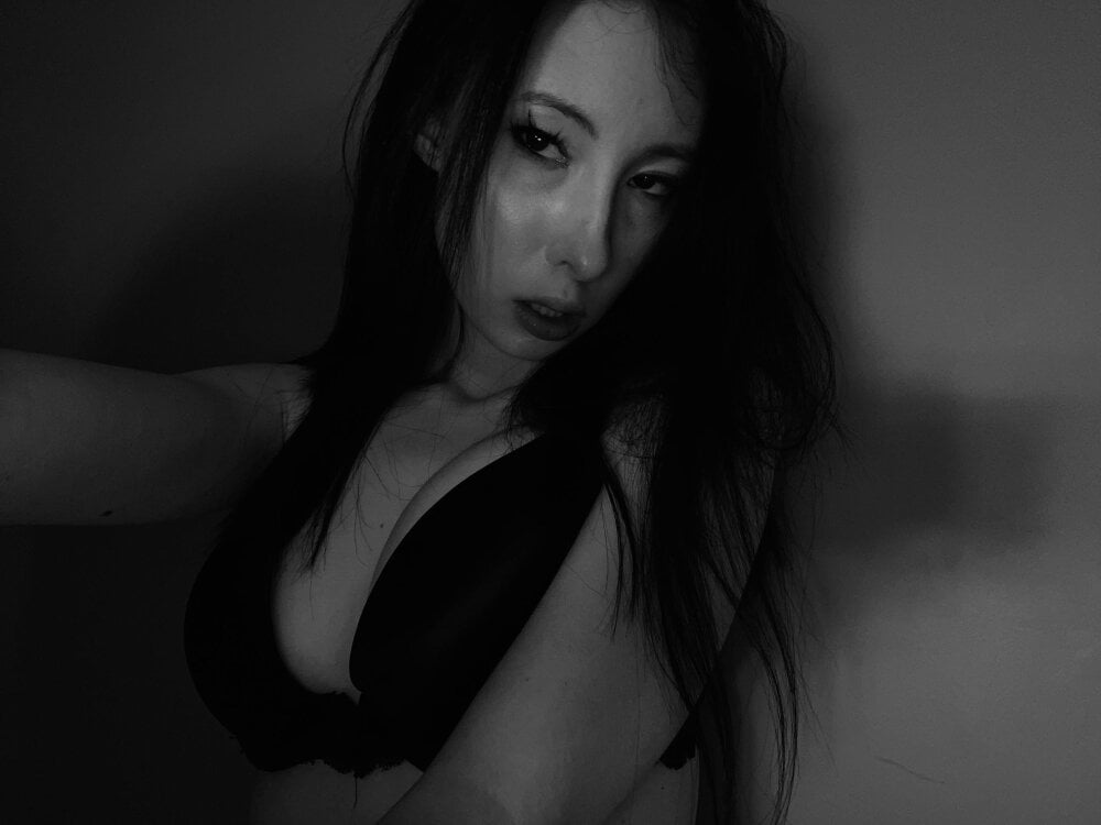 RoseEverhart live cam model at StripChat