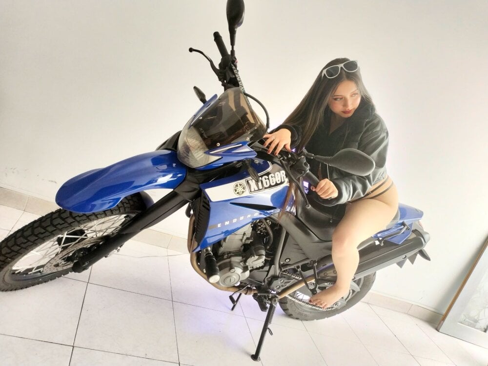 cheapadultsexcams.com ari_michie livesex profile in green-eyes cams