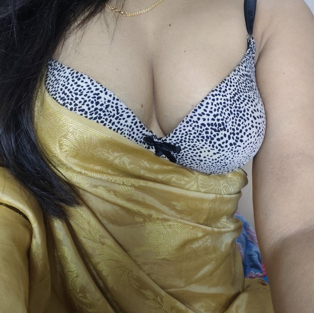 Watch  YouR_HuMaiRah live on StripChat