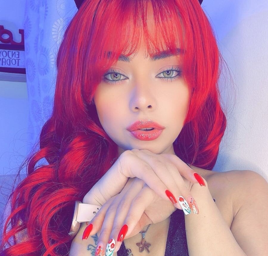 ZaraWest live cam model at StripChat