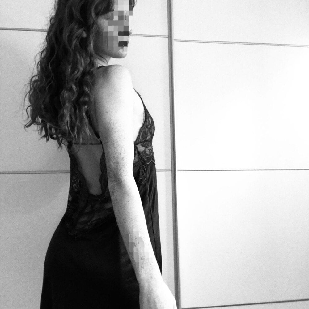 pornos.live chiara-voss livesex profile in in-a-secret-bunker-with-cookies cams