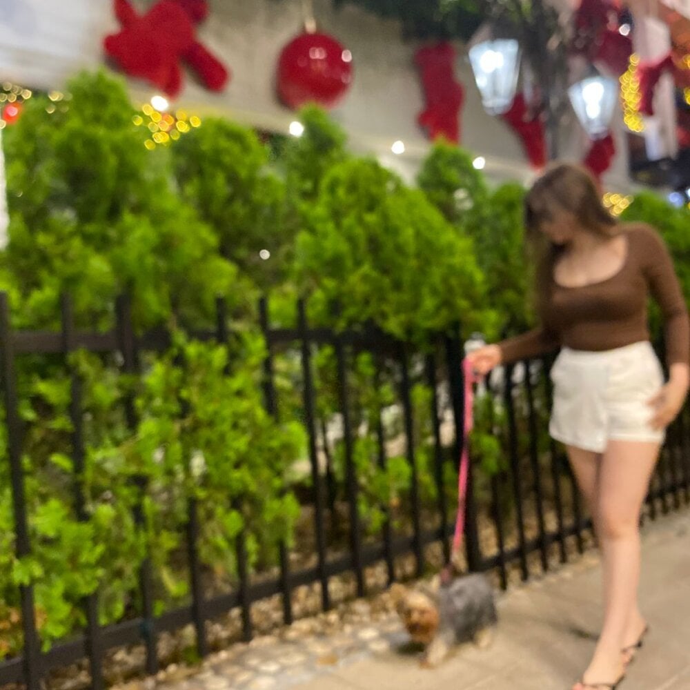 onaircams.com lilie_petite livesex profile in from-madrid-spain-living-in-medellin cams