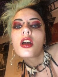 glitterqueen99's Offline Chat Room