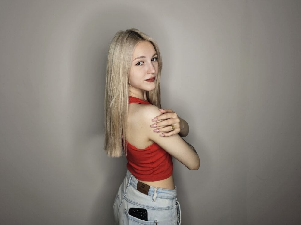 LisaFoxyMe live cam model at StripChat