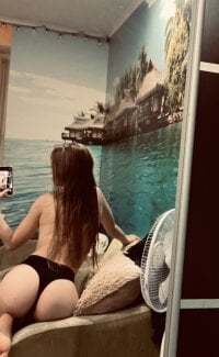 schoolgirl___'s Offline Chat Room