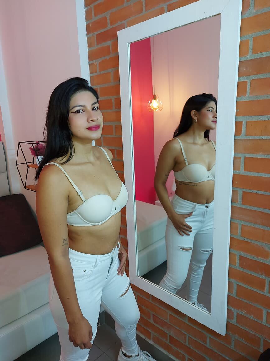 Laura_hot3