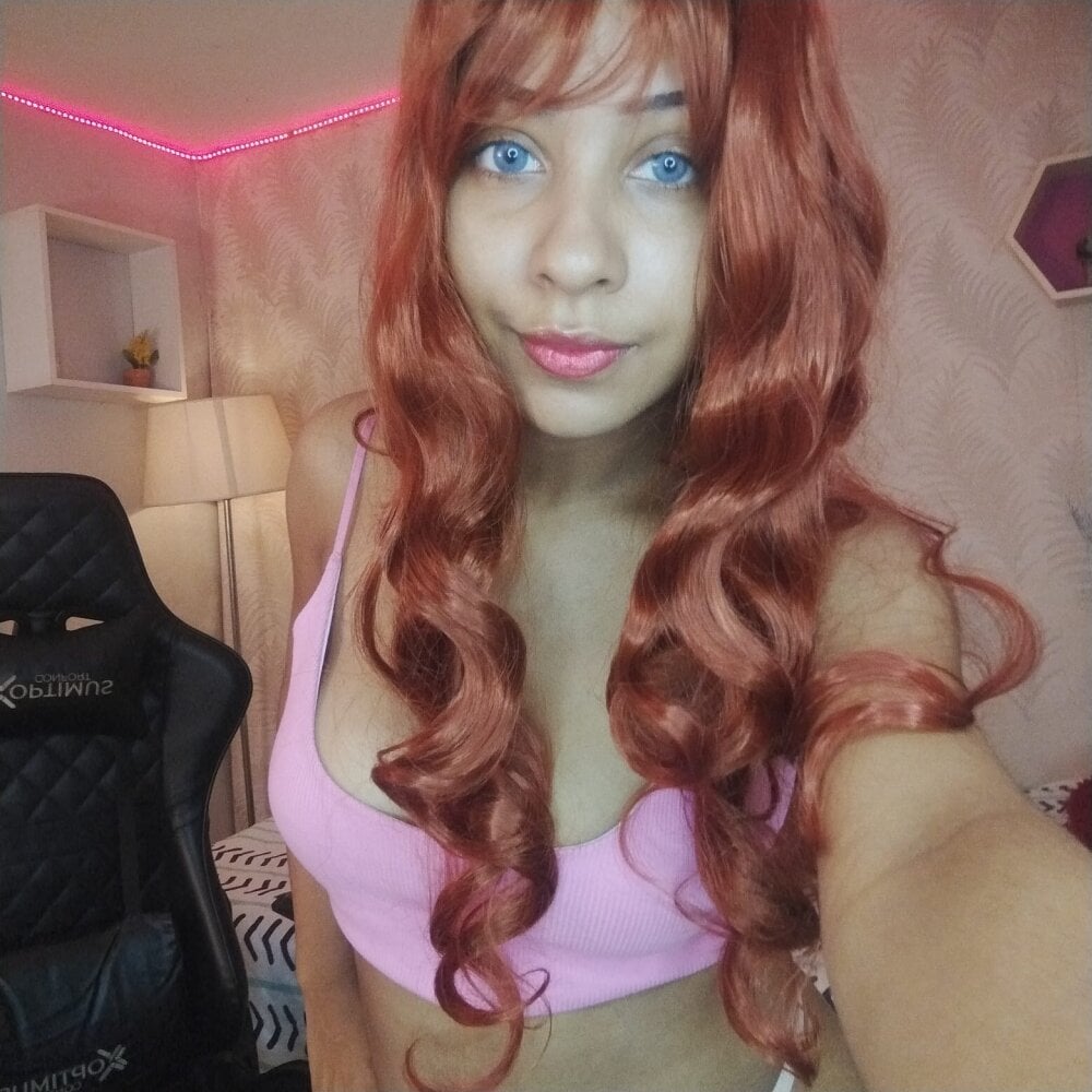 taylor_sophie18's Offline XXX Chat