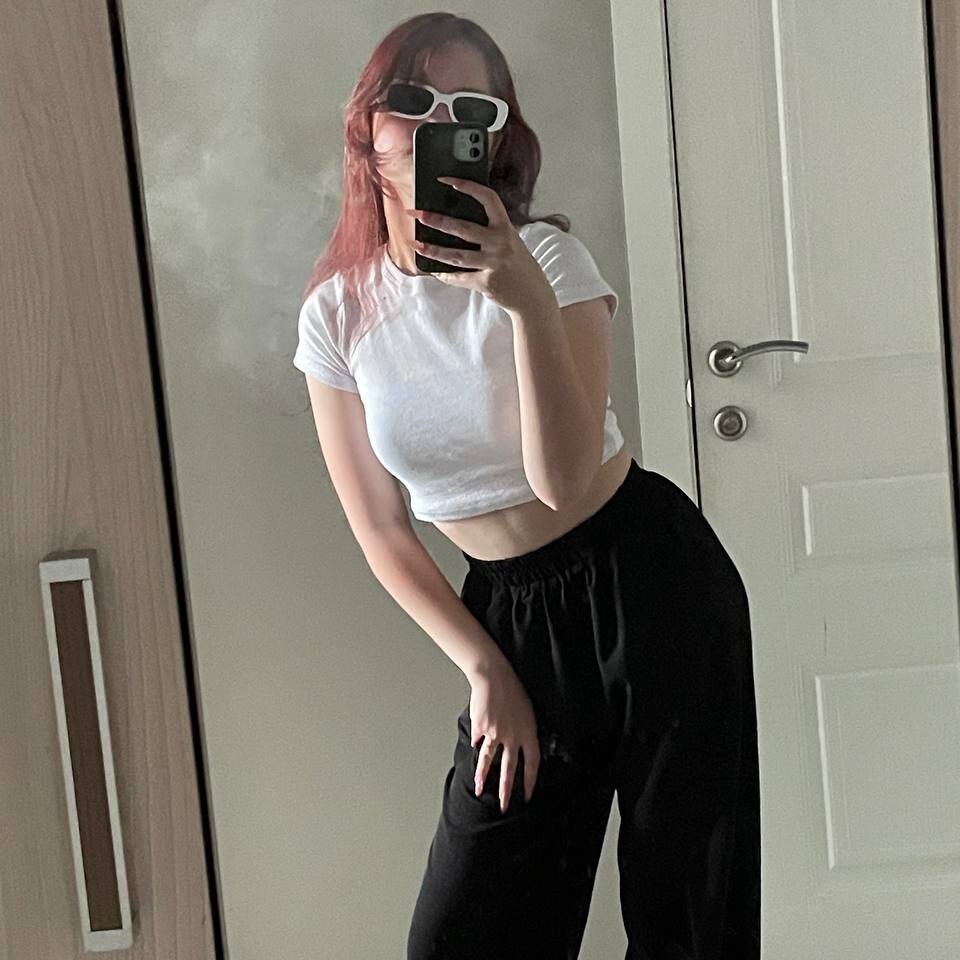 sexcityguide.com strawbunnybite livesex profile in thin cams