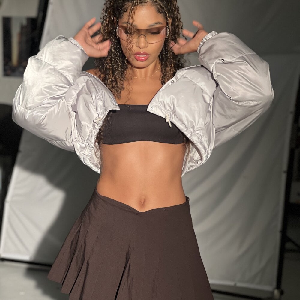 stripchat saraaiisa webcam profile pic via livesexr.com