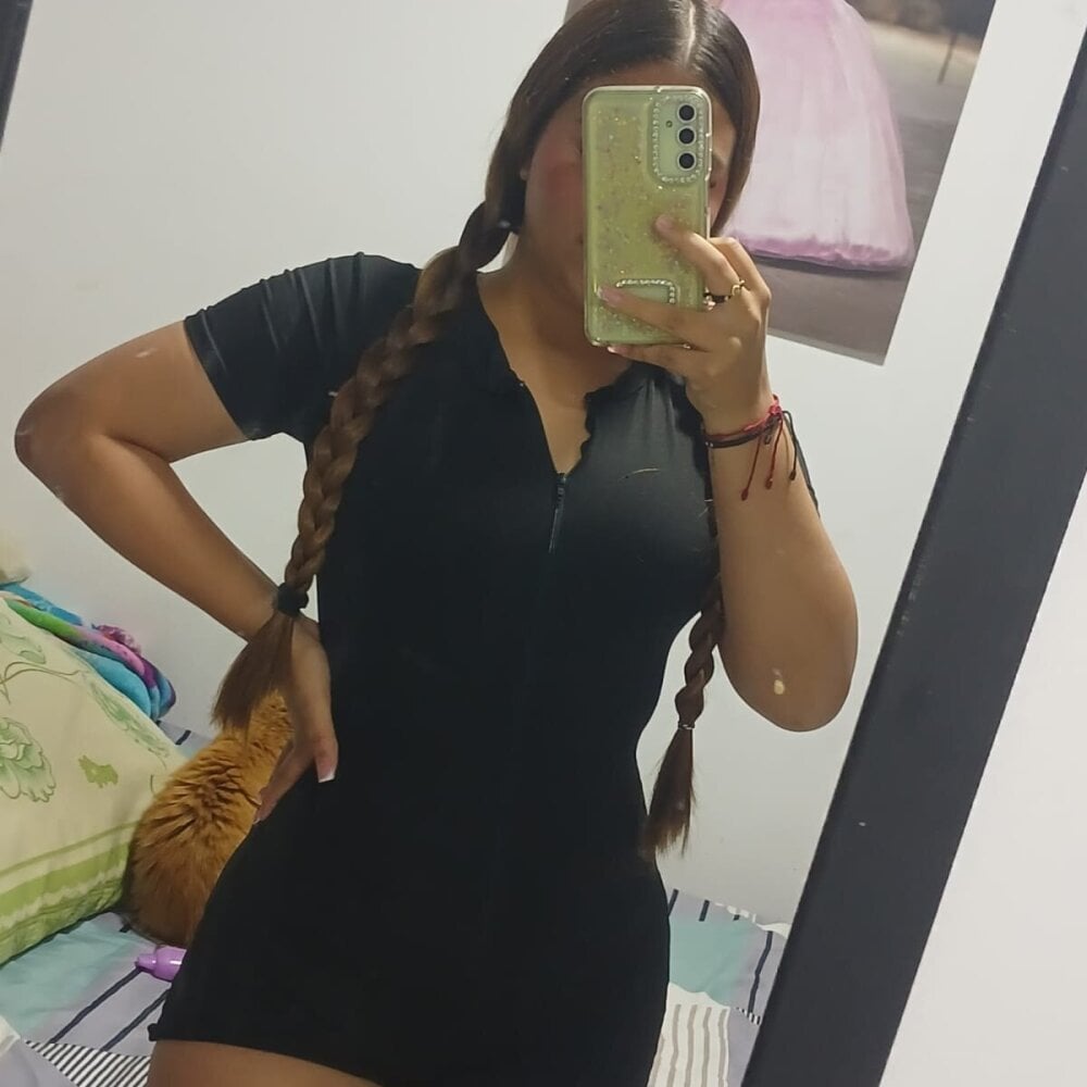 isaqueen555 from stripchat