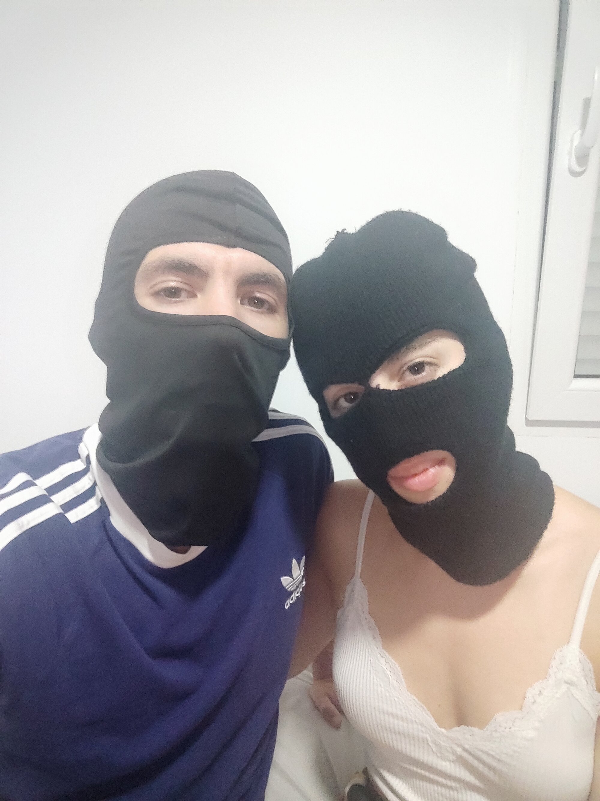 MaskedYoungCouple